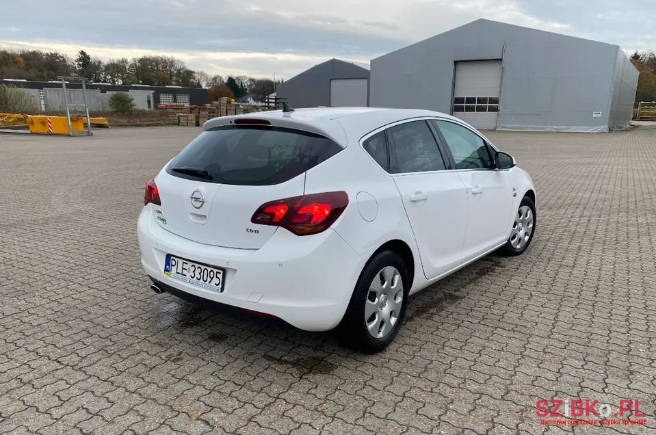 2010' Opel Astra photo #3