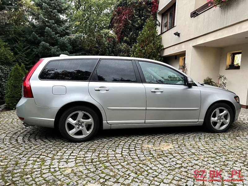 2011' Volvo V50 D4 Momentum photo #1