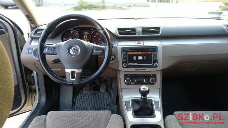 2010' Volkswagen Passat photo #5
