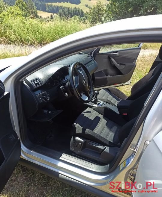 2005' Volkswagen Passat photo #5