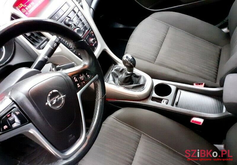 2011' Opel Astra photo #3