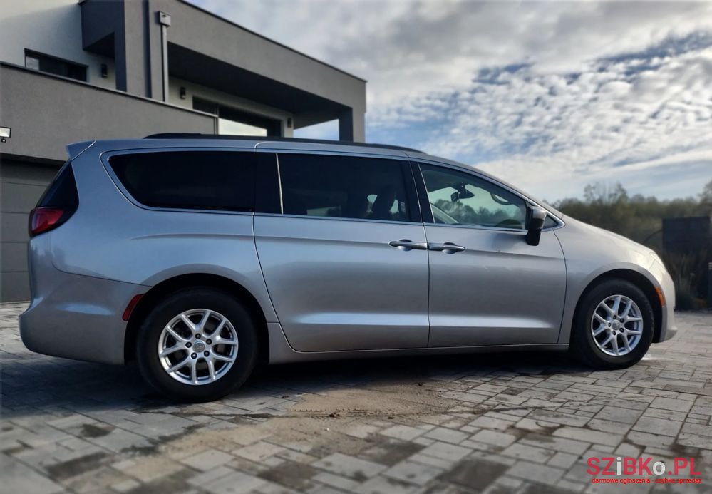 2017' Chrysler Pacifica photo #3