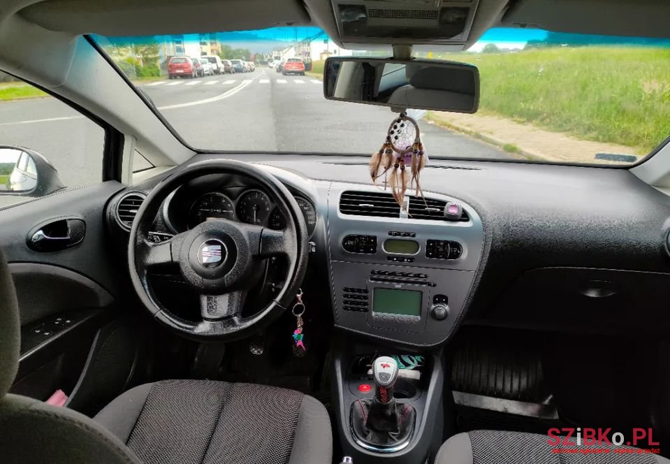 2009' SEAT Leon photo #6