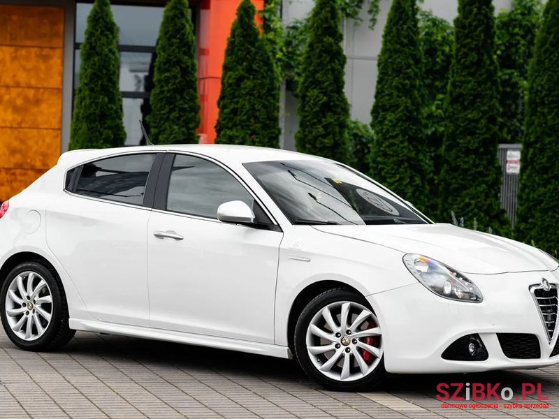 2012' Alfa Romeo Giulietta photo #5
