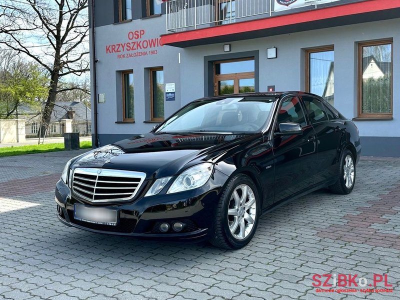 2011' Mercedes-Benz E-Class 220 photo #2