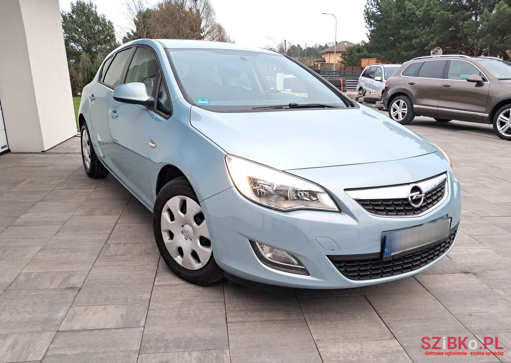 2010' Opel Astra 1.4 Edition photo #2