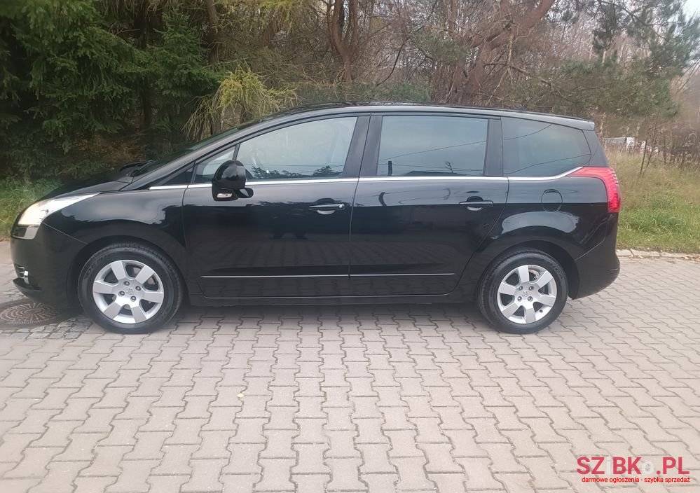 2011' Peugeot 5008 2.0 Hdi Family photo #2