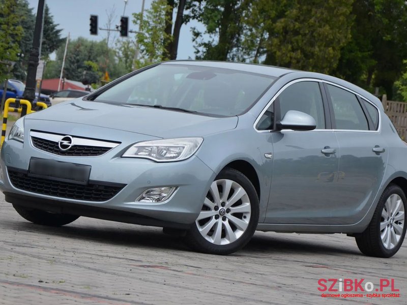 2010' Opel Astra photo #1