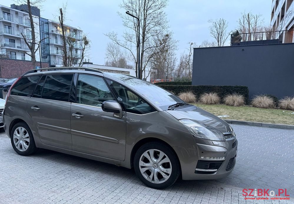 2011' Citroen C4 Picasso photo #3