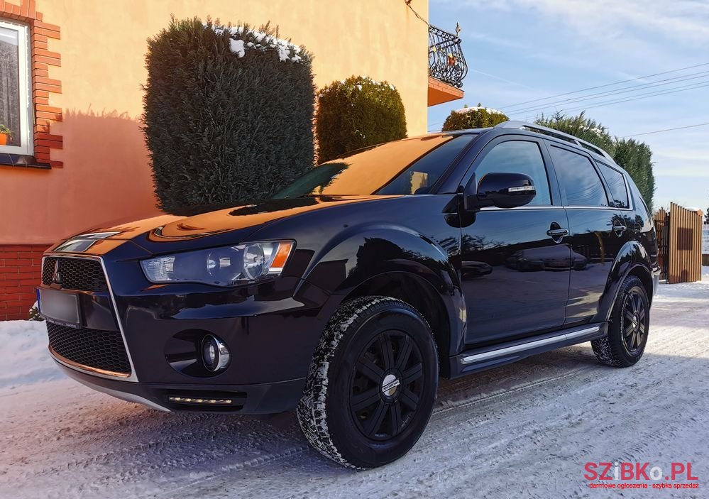 2010' Mitsubishi Outlander photo #2