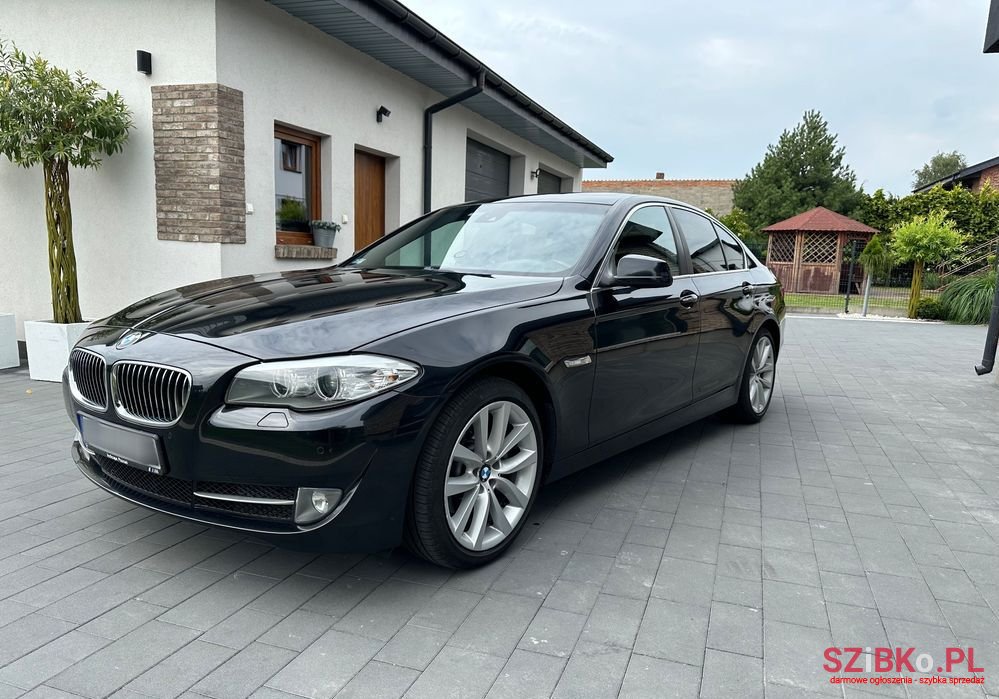 2011' BMW 5 Series 520D photo #3