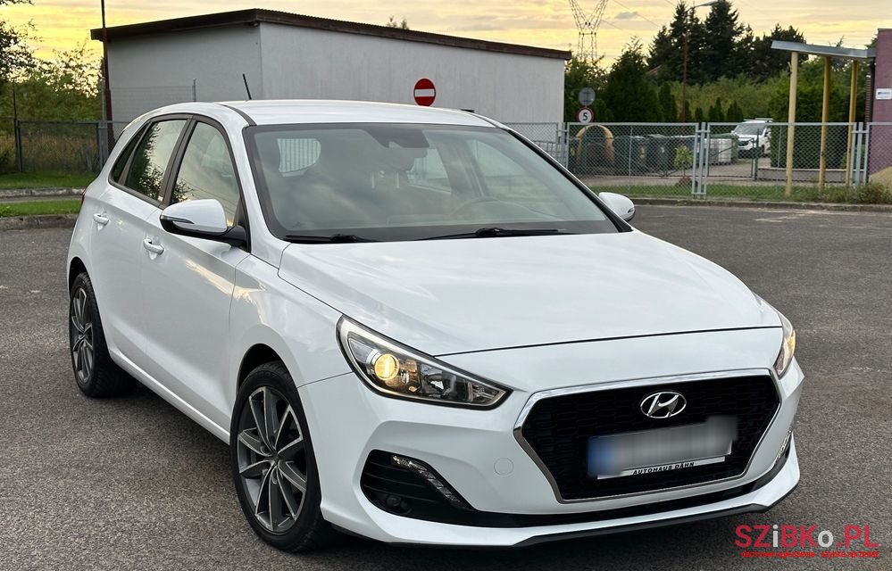 2020' Hyundai i30 1.6 Crdi Intro photo #2