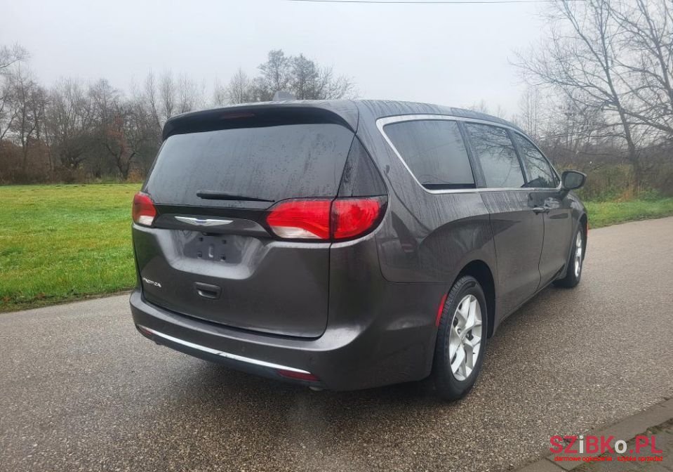 2018' Chrysler Pacifica photo #4