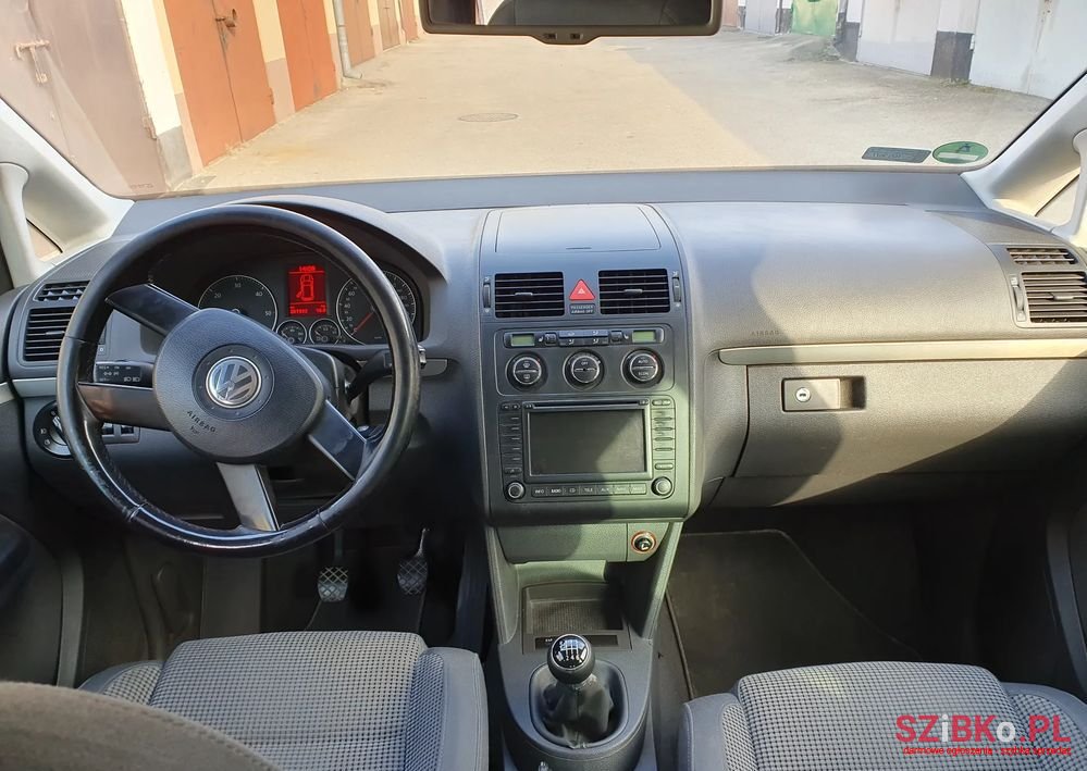 2005' Volkswagen Touran photo #6