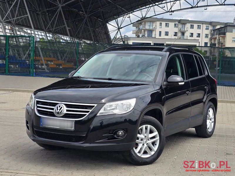 2011' Volkswagen Tiguan photo #2