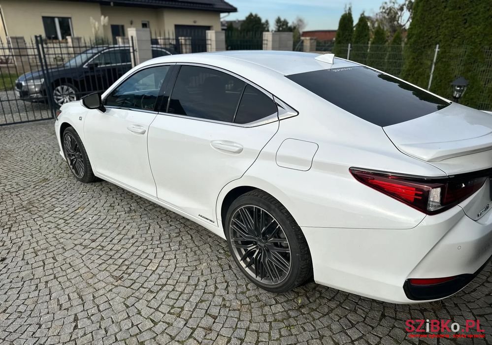 2020' Lexus ES photo #4