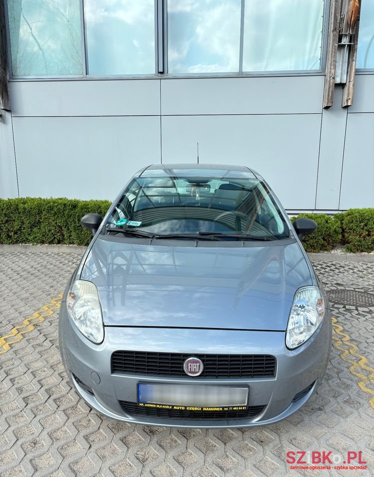 2011' Fiat Punto photo #2