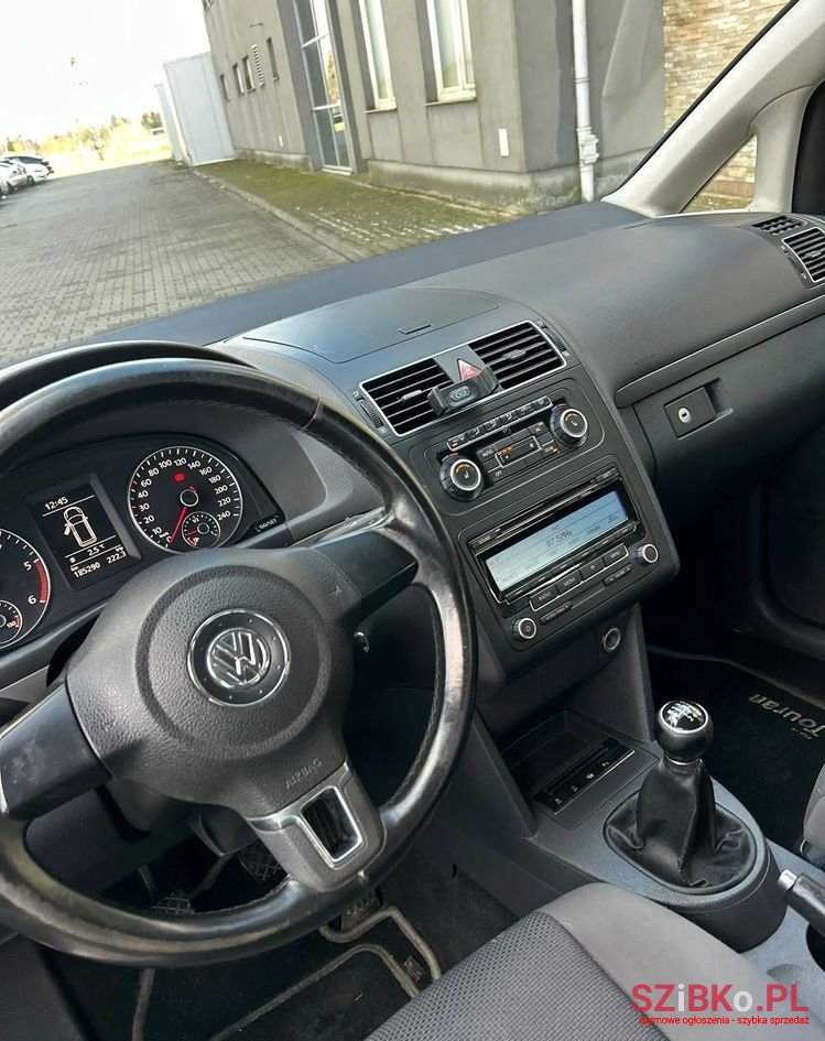 2011' Volkswagen Touran photo #5