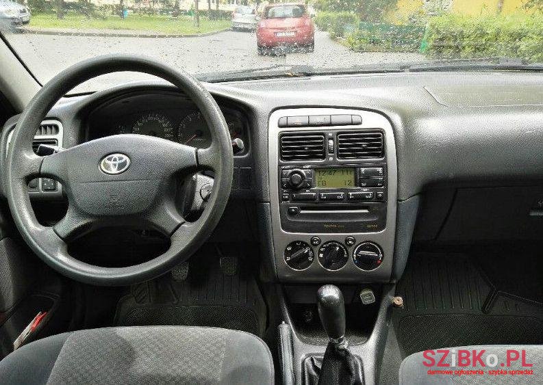 2002' Toyota Avensis photo #1