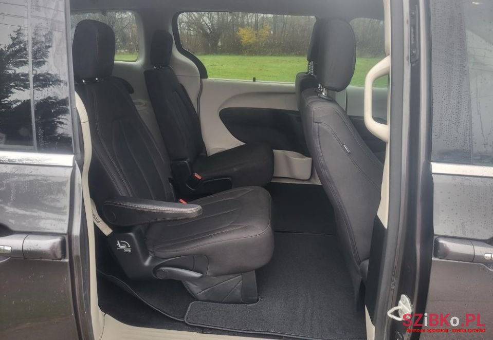 2018' Chrysler Pacifica photo #5