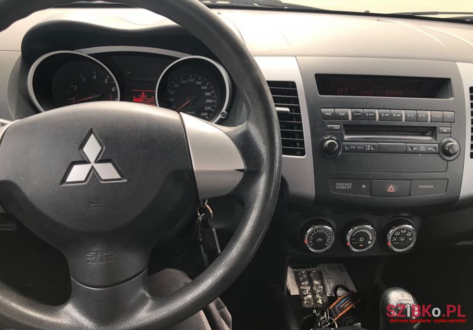 2010' Mitsubishi Outlander photo #3