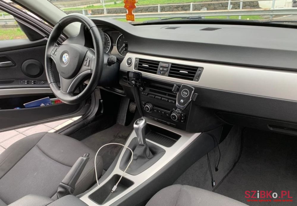 2010' BMW 3 Series 318I Touring photo #4