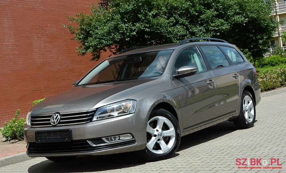 2011' Volkswagen Passat photo #3