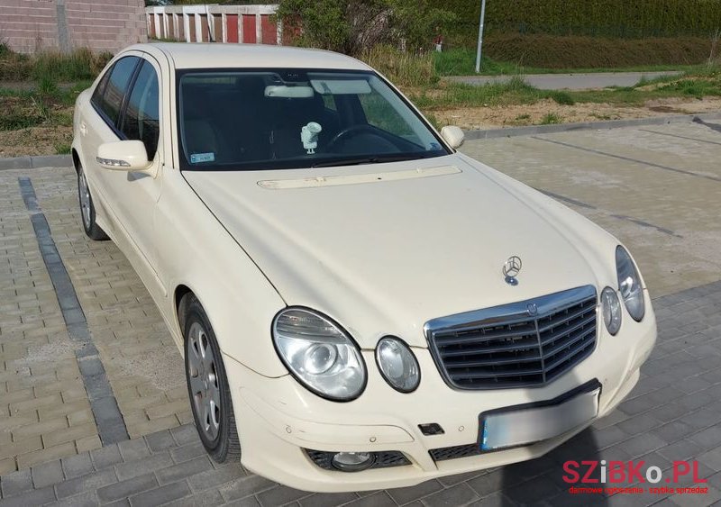 2008' Mercedes-Benz E-Class 200 Cdi photo #4