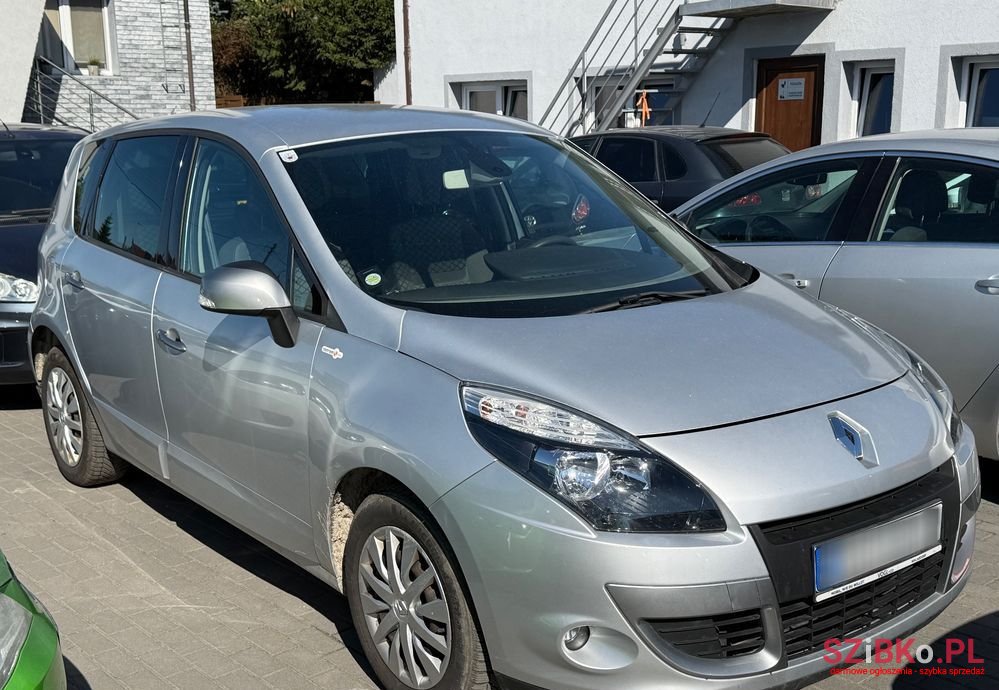 2011' Renault Scenic photo #2