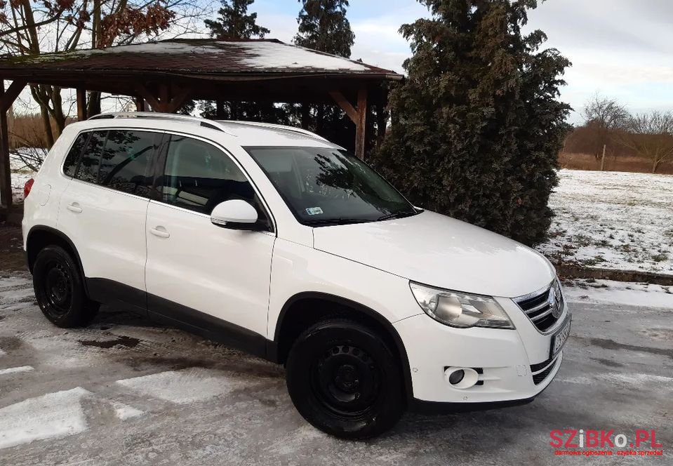 2011' Volkswagen Tiguan photo #1