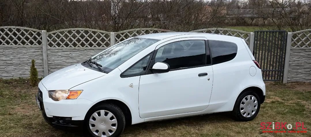 2009' Mitsubishi Colt photo #2
