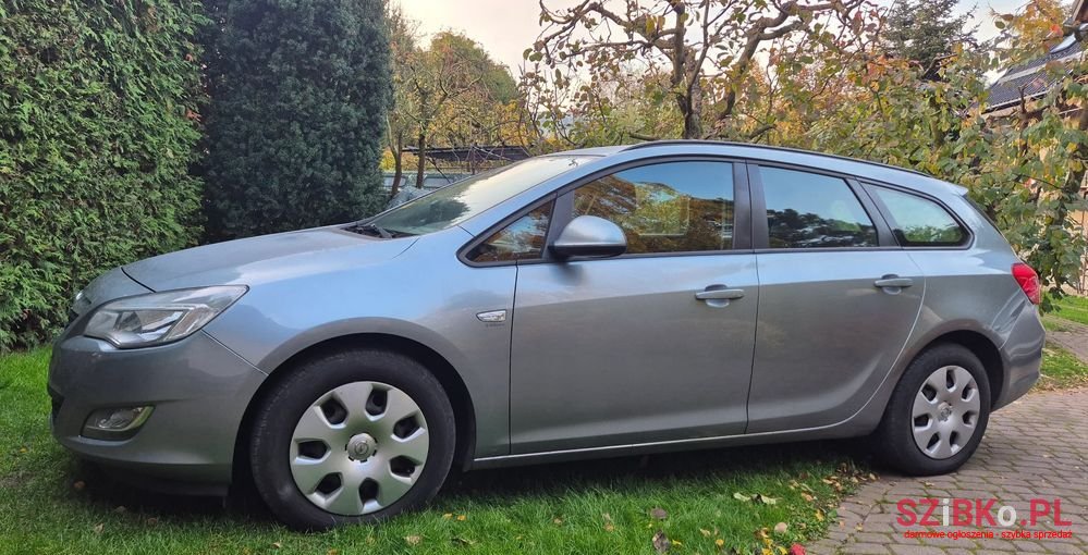 2011' Opel Astra photo #1