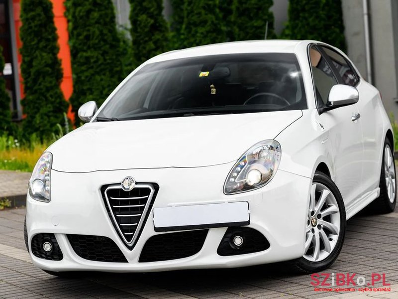 2012' Alfa Romeo Giulietta photo #2