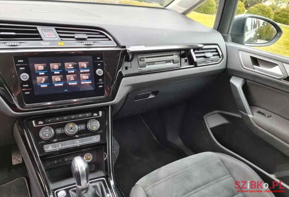 2017' Volkswagen Touran photo #5