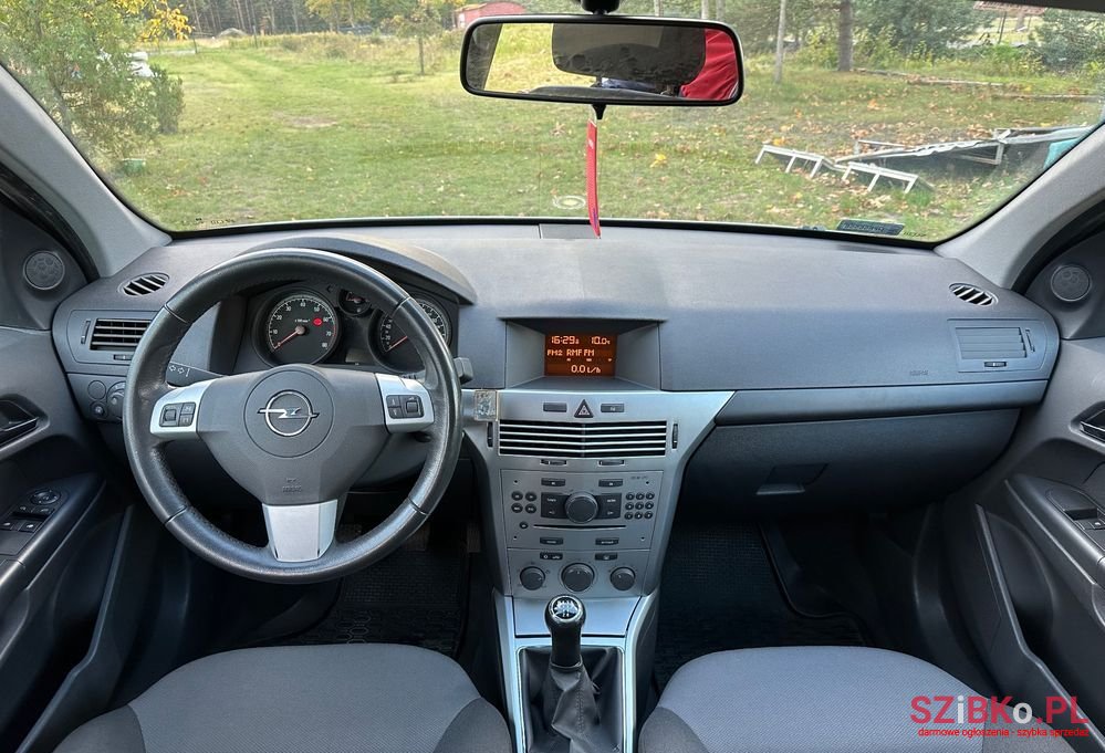 2012' Opel Astra photo #3