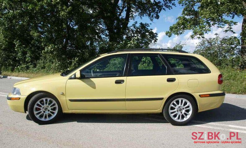 2001' Volvo V40 photo #1