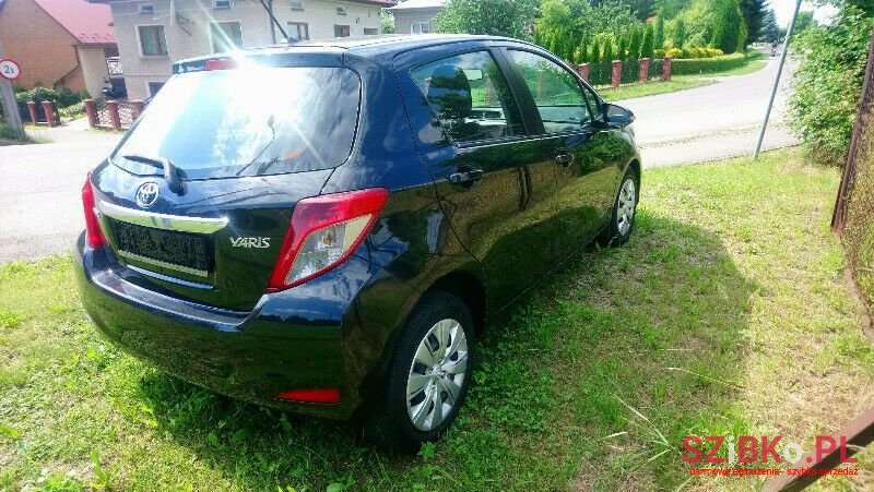 2011' Toyota Yaris photo #6