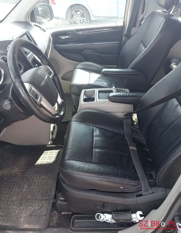 2014' Chrysler Town & Country 3.6 Limited photo #2