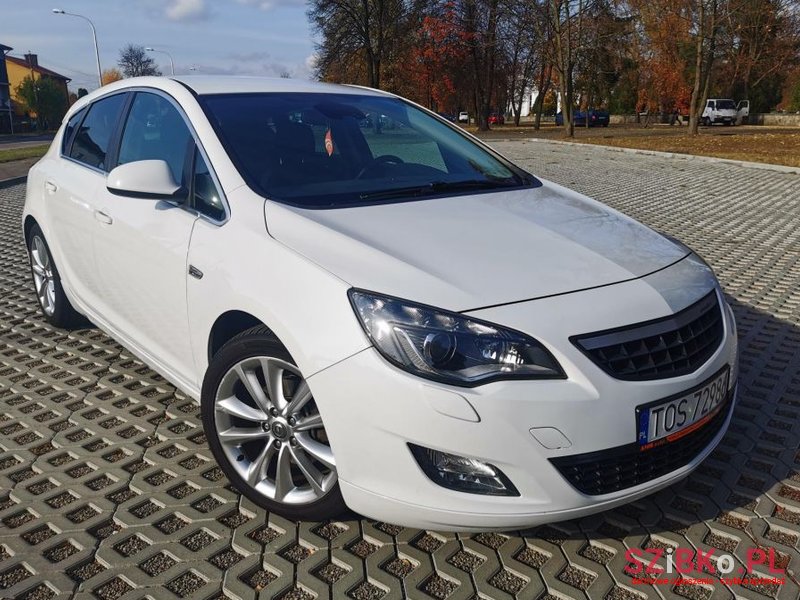 2011' Opel Astra photo #1