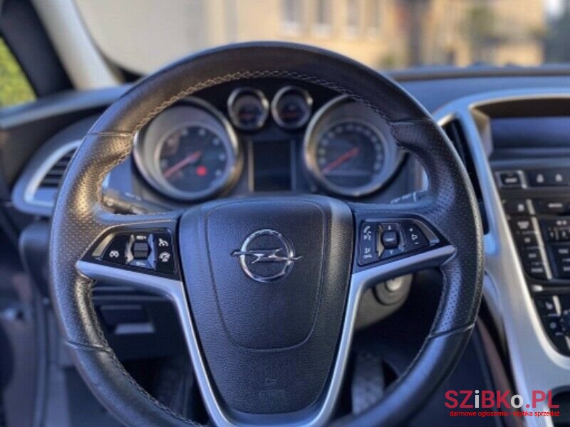 2012' Opel Astra photo #4