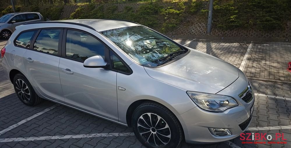 2012' Opel Astra photo #4