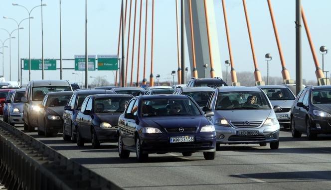 Warszawę zalewają samochody – coraz większy ruch na mostach