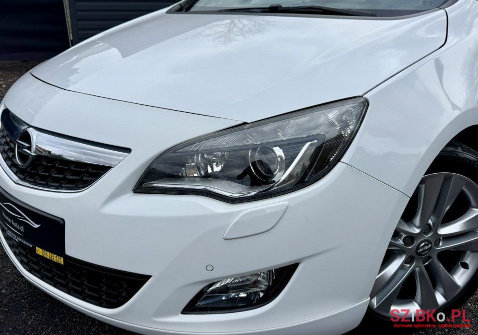 2011' Opel Astra 1.6 Turbo Cosmo photo #2