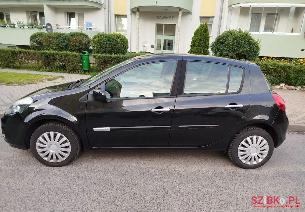 2011' Renault Clio photo #3