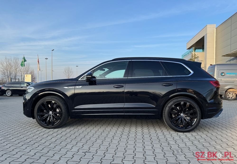2019' Volkswagen Touareg photo #3