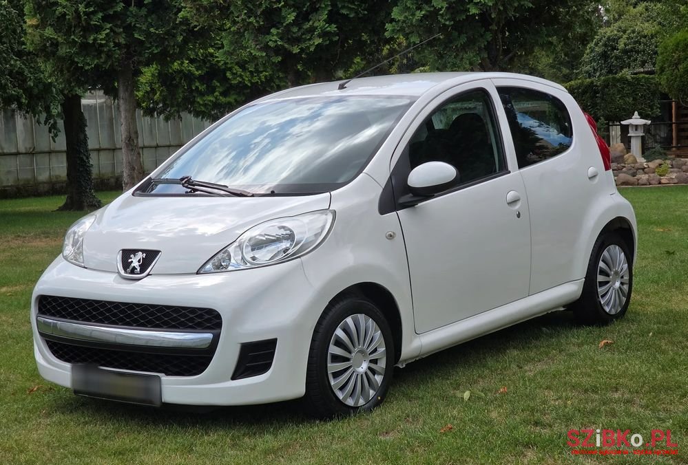 2011' Peugeot 107 1.0 Trendy photo #2