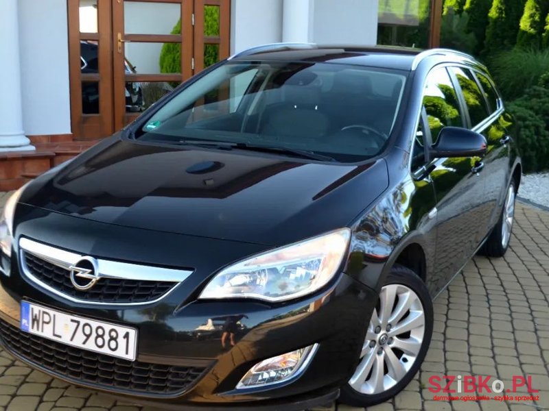 2013' Opel Astra photo #2