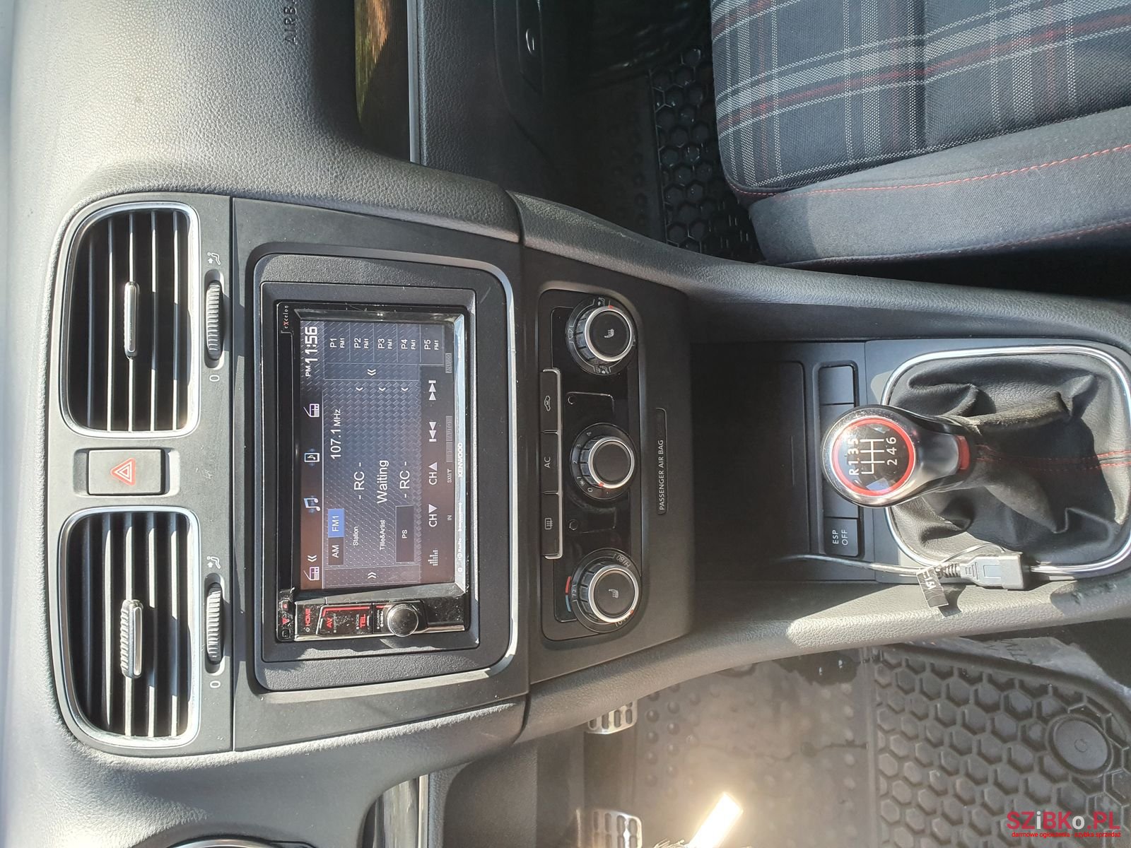 2010' Volkswagen Golf GTI photo #2