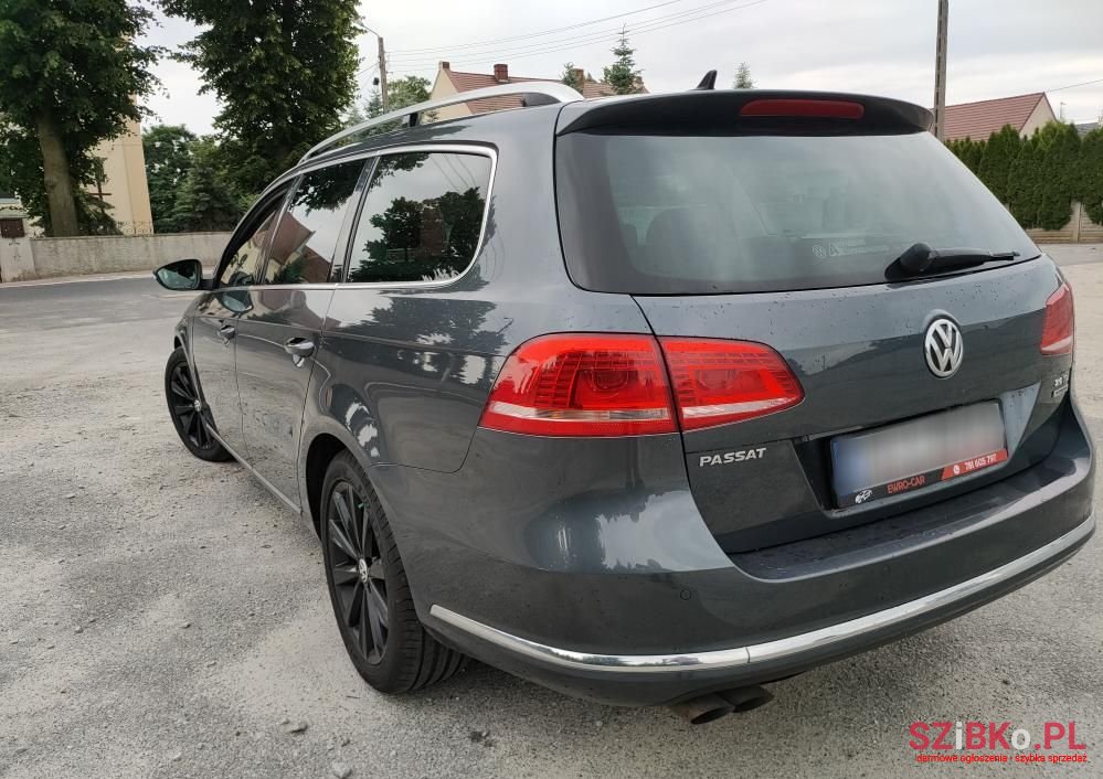 2011' Volkswagen Passat photo #5