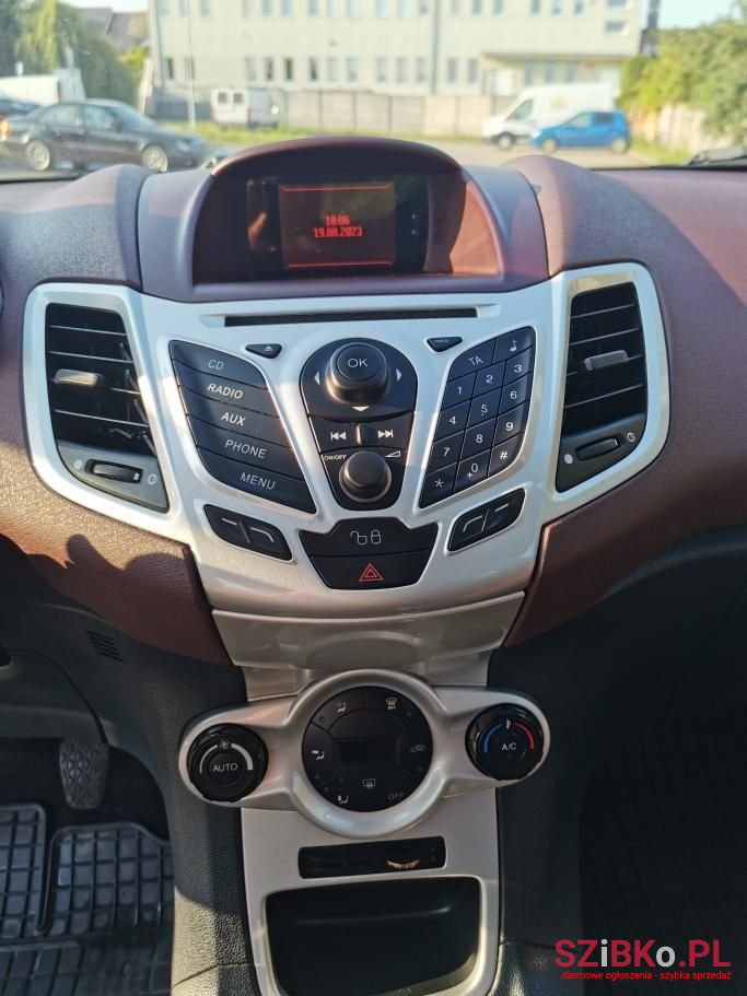 2010' Ford Fiesta photo #4